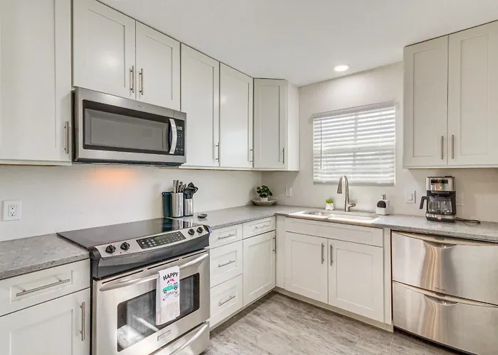 Modern ~ 6 Mi To Beach! Holiday home Pensacola