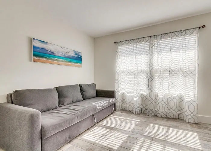 Modern ~ 6 Mi To Beach! Holiday home Pensacola
