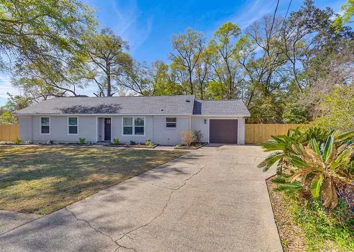 Modern ~ 6 Mi To Beach! * Pensacola